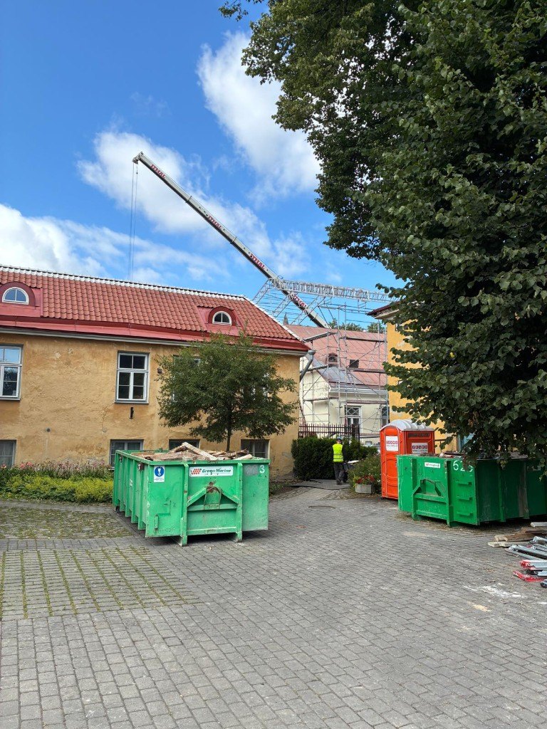 Ehitusjäätmete konteinerid objektil äraveoks